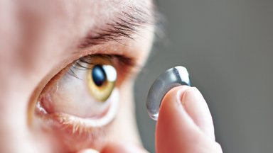 Kaip taisyklingai prižiūrėti kontaktinius lęšius: padės išvengti infekcijų