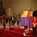 Elžbietos II karstas Vestminsteryje: atiduodami paskutinę pagarbą karalienei britai neslepia ašarų