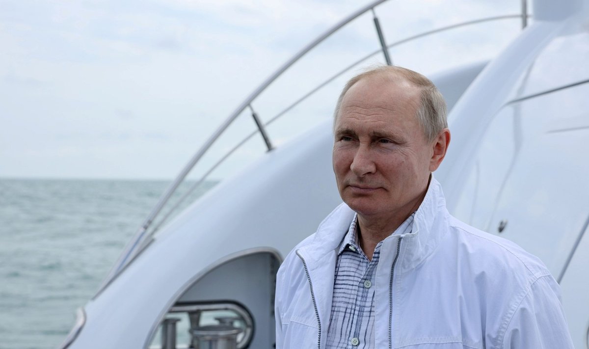 Antrąją susitikimo dieną Putinas su Lukašenka plaukiojo laivu