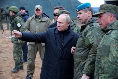 V. Putinas su rusų kariais