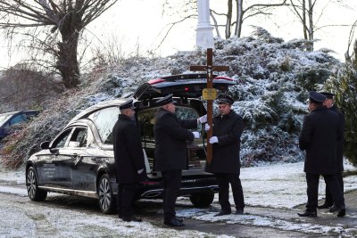 Lenkijoje surengtos pirmojo iš dviejų žuvusiųjų dėl raketų smūgio valstybinės laidotuvės