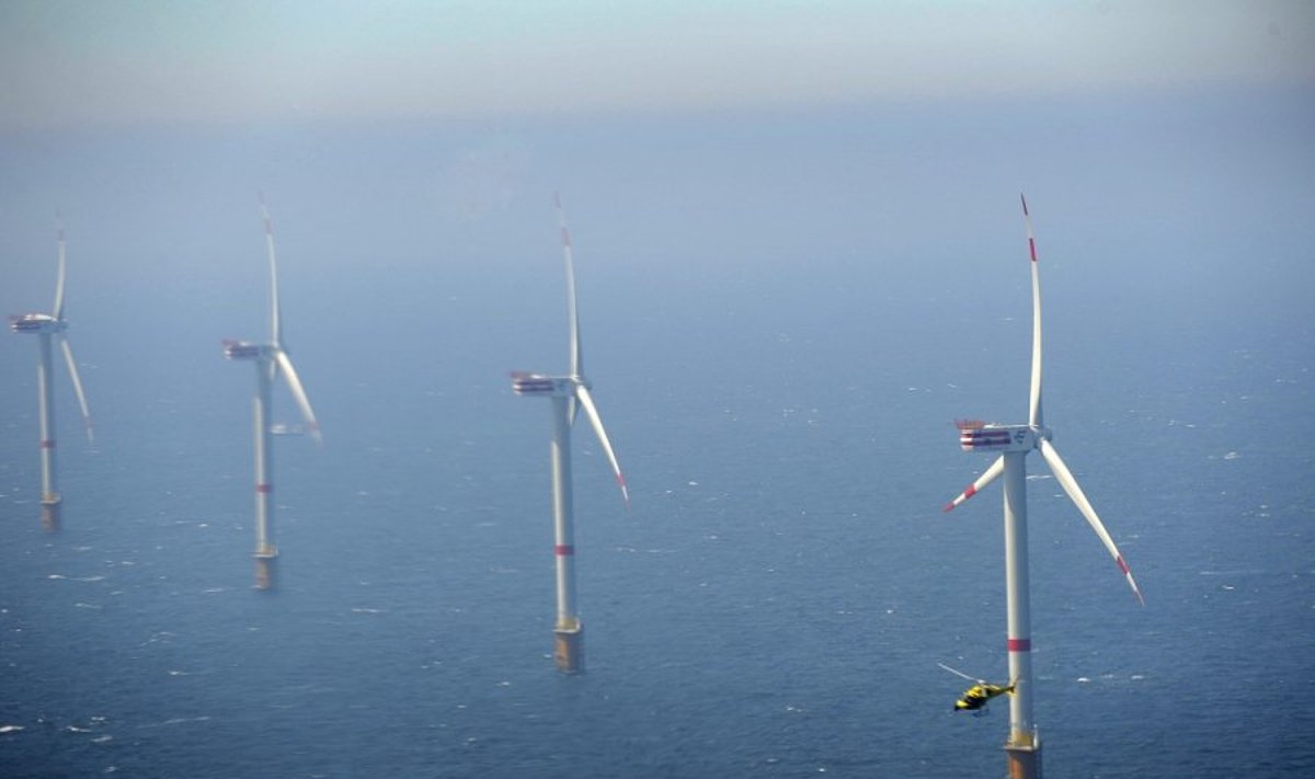 Apie 30 km nuo Belgijos krantų jūroje esančios vėjo jėgainės