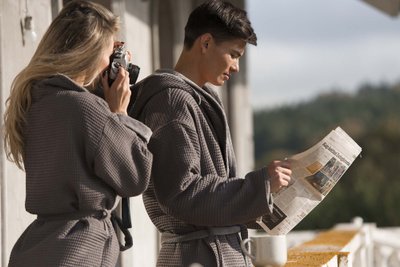 Modelis S. Pham ir dizainerė G. Gineikaitė pristato chalatų kolekciją