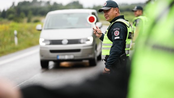 Policija įspėja vairuotojus apie pareigūnais apsimetančius sukčius: štai, kaip atskirti, kada reikia stoti, o kada – kviestis pagalbos