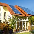 Ekspertas: prižiūrėti saulės elektrinę lengviau nei namų langus