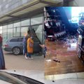 Incidentas Pasvalyje: BMW rėžė į prekybos centro vitriną ir įvažiavo į alkoholio skyrių