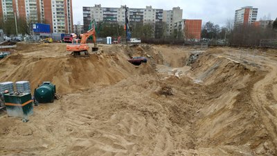 Vilniuje vykstančiose statybose pamatų duobėje atsidūrė du automobiliai