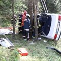 Nemenčinės plente į medį įsirėžus automobiliui žuvo trys žmonės