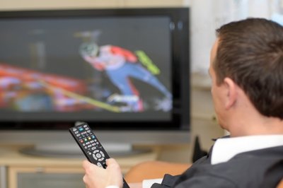 Televizoriai turi vis daugiau funkcijų, kartu ir vartoja daugiau elektros energijos 