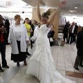 Būsimos nuotakos šturmavo nukainotų vestuvinių suknelių parduotuvę Niujorke