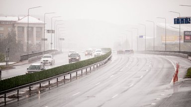 Kelininkai įspėja: Vakarų Lietuvoje eismo sąlygas sunkina šlapdriba ir lietus