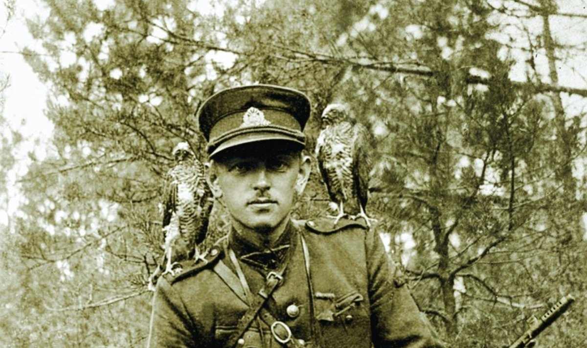 Adolfas Ramanauskas-Vanagas su ant pečių tupinčiais dviem vanagais. Iki 1947 m.