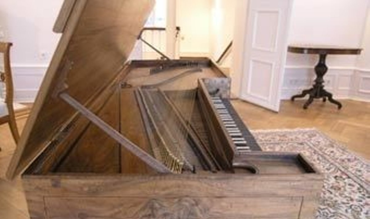 Фортепиано, выставленное на продажу Бекером. Фото с сайта pianoscout.de