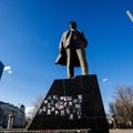 Ukrainoje verčiamos komunistinių lyderių statulos