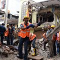 Indijoje sugriuvus pastatui žuvo keturi žmonės, gelbėtojai ieško mergaitės