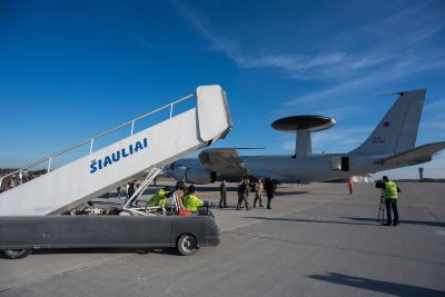 Šiauliuose nusileido vienas moderniausių NATO žvalgybos orlaivių 