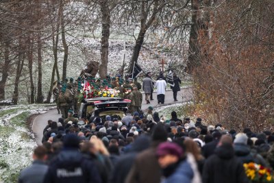 Lenkijoje surengtos pirmojo iš dviejų žuvusiųjų dėl raketų smūgio valstybinės laidotuvės