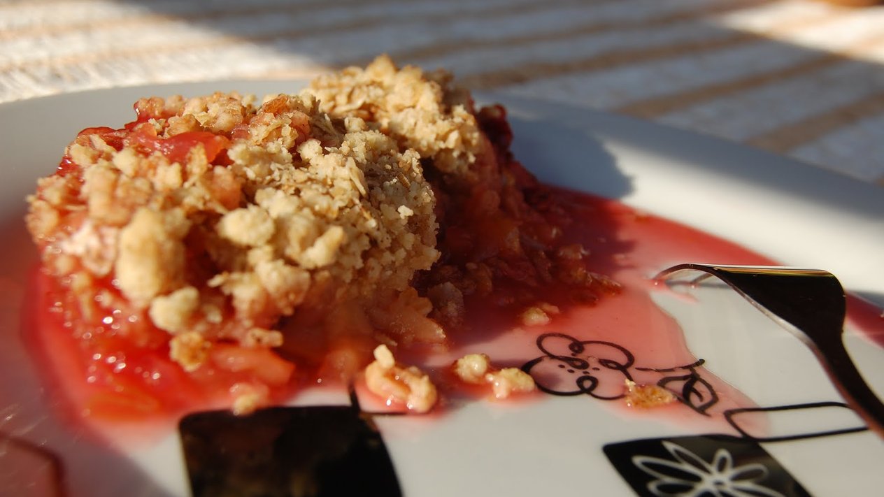 Rausvasis obuolių crumble