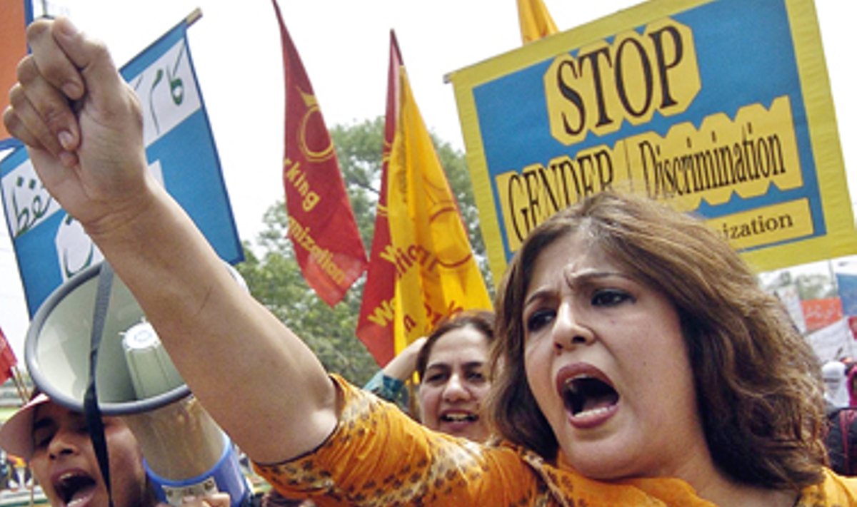 Pakistane moterys reikalauja lygių teisių