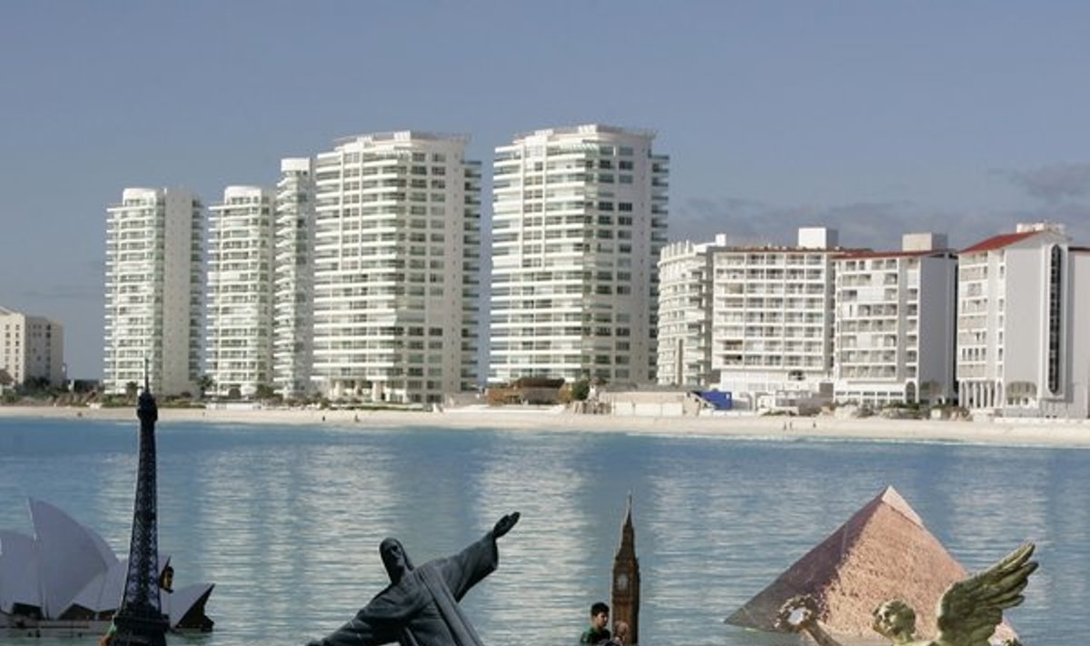 Kartotinės didžiųjų pasaulio miestų simbolių kopijos, kurias Kankuno paplūdimyje konferencijos metu skandino "Greenpeace", norėdama pademonstruoti, kas, kylant vandenynų lygiui, gali nutikti pasaulyje.