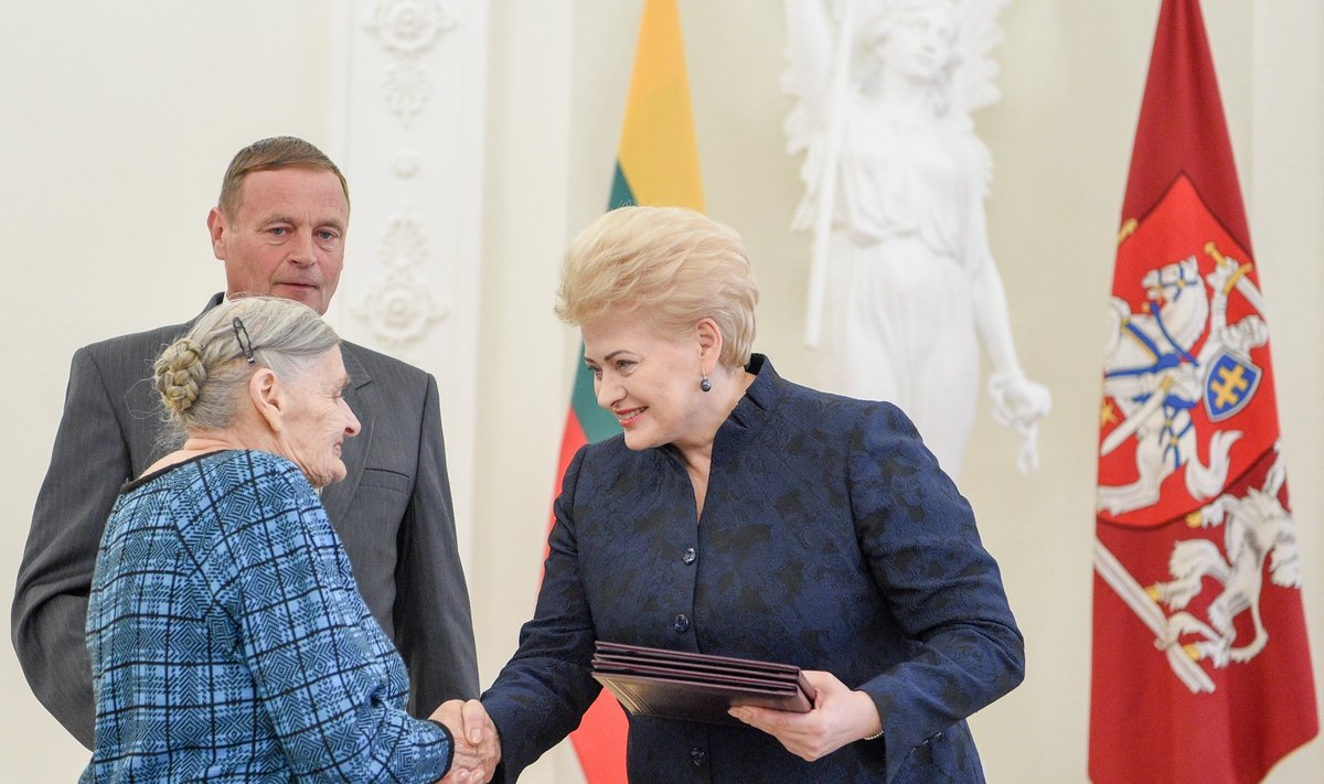 President Grybauskaitė presented 43 Lithuanians who rescued Jews during World War II with Life Saving Crosses