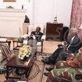 Zimbabvės prezidentas Mugabe pirmąkart po perversmo pasirodė viešumoje