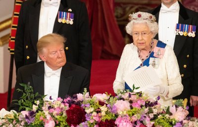 Karalienė Elžbieta II ir Donaldas Trumpas