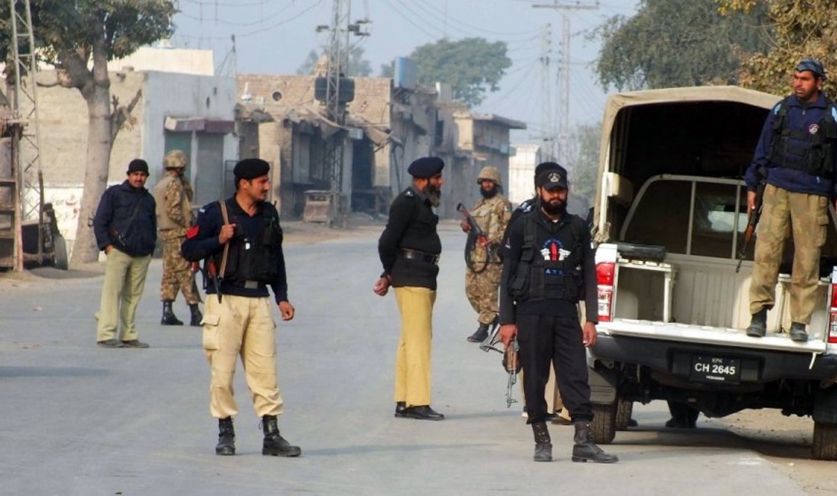 Pakistano policija ir kariuomenė atitvėrinėja sprogimo, nusinešusio 20 karių gyvybių, vietą