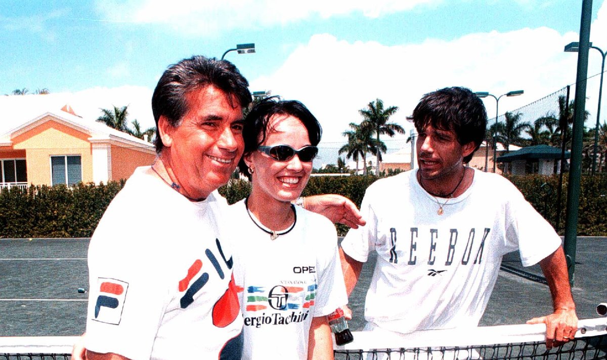 Javieras Sanchezas Vicario (dešinėje) su Martina Hingis ir Manuelis Santana