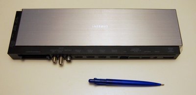 Pagrindinės televizoriaus „smegenys“ iškeltos į atskirą dėžutę, kuri pavadinta „Evolution Kit“ (K. Ikamo/NK nuotr.)