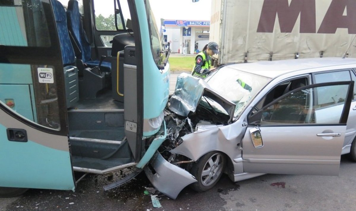 Akimirka iki tragedijos: užmigęs automobilio vairuotojas rėžėsi į autobusą 