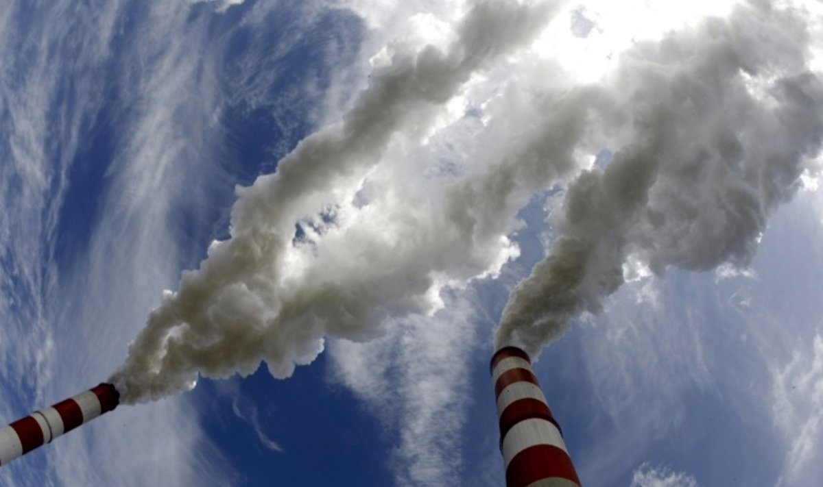 Dūmai rūksta iš Belchatovo anglių elektrinės vamzdžių.