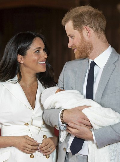 Meghan Markle su sūnumi ir princu Hariu