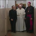 Popiežius buvusiame kalėjime pagerbė KGB aukas