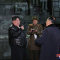 Kim Jong Unas grasinia: „nedvejodamas sunaikintų“ Pietų Korėją