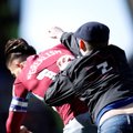 Birmingemo derbyje į aikštę išbėgęs fanas smogė „Aston Villa“ žvaigždei
