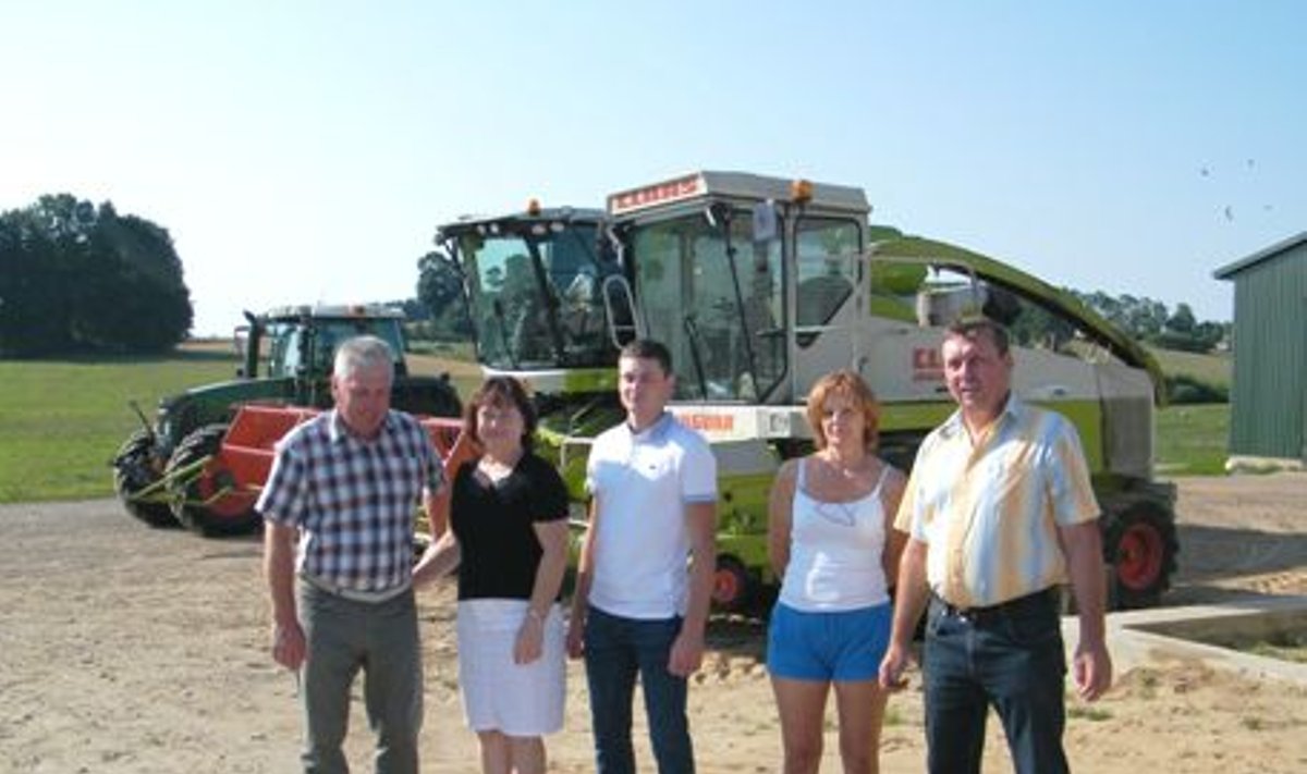 Dvi ūkininkų (iš kairės) Arūno, Dianos, Pauliaus bei  Dalios ir Vytauto šeimos darniai dirba kartu 