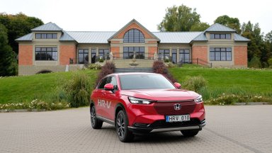 Naujo „Honda HR-V“ testas: kuo šis hibridas skiriasi nuo kitų ir kodėl jam nereikalinga pavarų dėžė