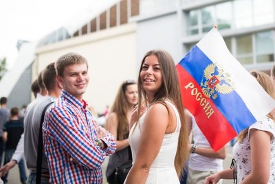 Rusijos dienos minėjimas Vilniaus Vingio parke.  Nuotrauka iš šio renginio „Sputnik News“  patalpinta šalia straipsnio  „Apklausa: lietuviai nori atnaujinti politinius santykius su Rusija“,  turėjo patvirtinti tariamą lietuvių pritarimą putininės Rusijos vykdomai politikai