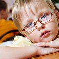 Daugiau nei pusė lietuvių mano, jog vaikai patiria patyčias dėl to, kad nešioja akinius