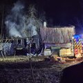 Šakių rajone iš degančio namo išneštas užtroškęs vyras, ugniagesiams pavyko jį atgaivinti
