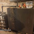 Plungės rajono pareigūnai rado apie 450 litrų galimai naminės degtinės ir apie 3000 raugo