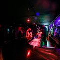 Verslai JK imasi taupymo: baruose – žvakių šviesa, baseino lankytojų prašoma praustis namuose