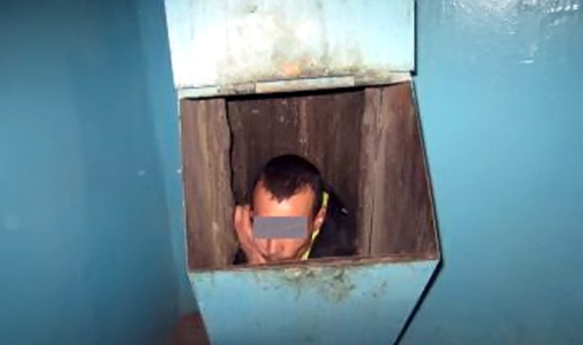 Тюменец застрял в мусоропроводе, пролетев по нему три этажа. Фото с сайта МЧС РФ