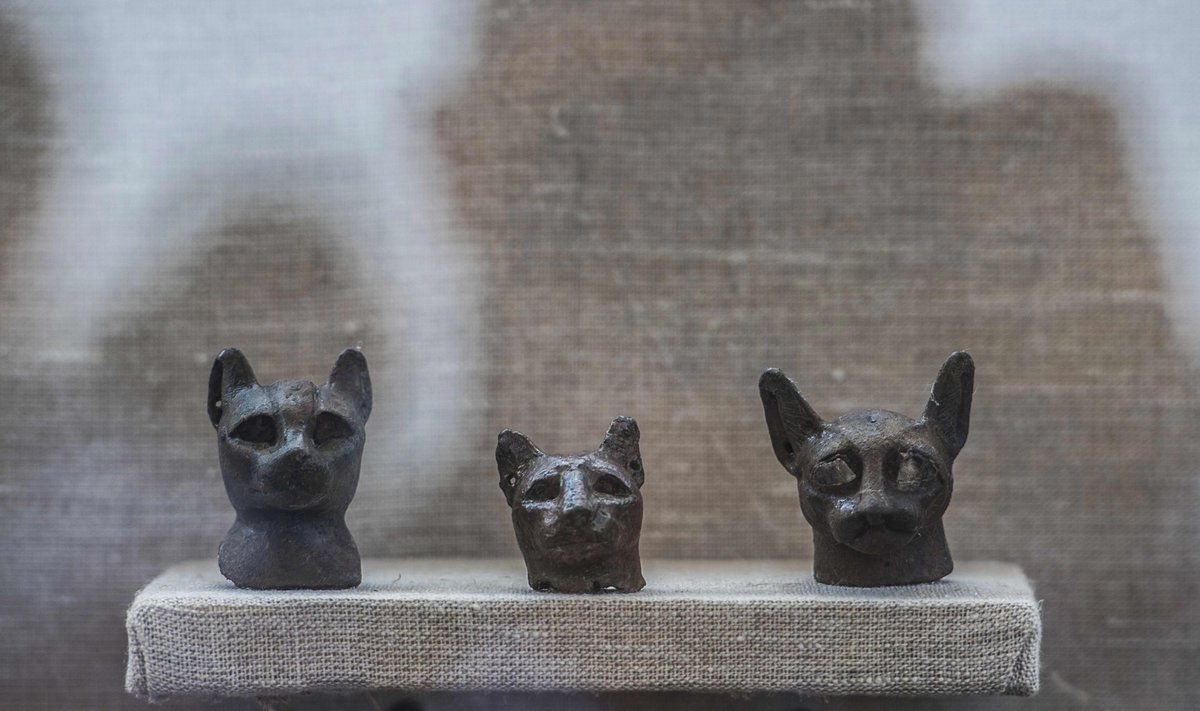 Bronzinės kačių statulėlės