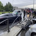 Klaipėdoje „Porsche“ išlaužė tvorelę ir aplamdė du aikštelėje stovėjusius automobilius
