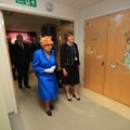 Karalienė Elžbieta II aplankė nuo Mančesterio išpuolio nukentėjusius vaikus