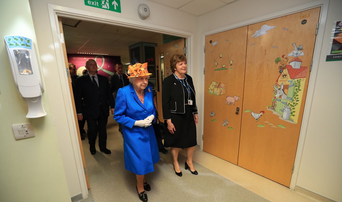 Karalienė Elžbieta II lanko Mančesterio išpuolio metu sužeistus vaikus
