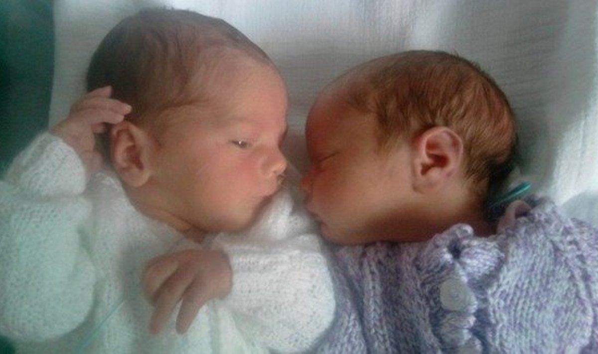 Donna Keenan vieną dvynuką pagimdė Anglijoje, kitą – Škotijoje