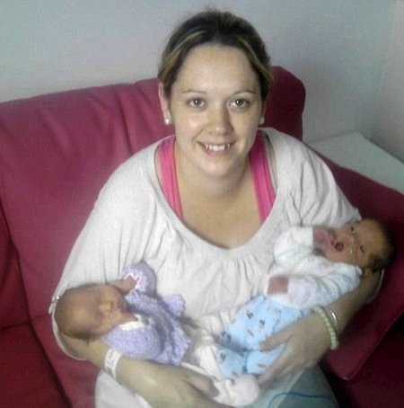 Donna Keenan vieną dvynuką pagimdė Anglijoje, kitą – Škotijoje